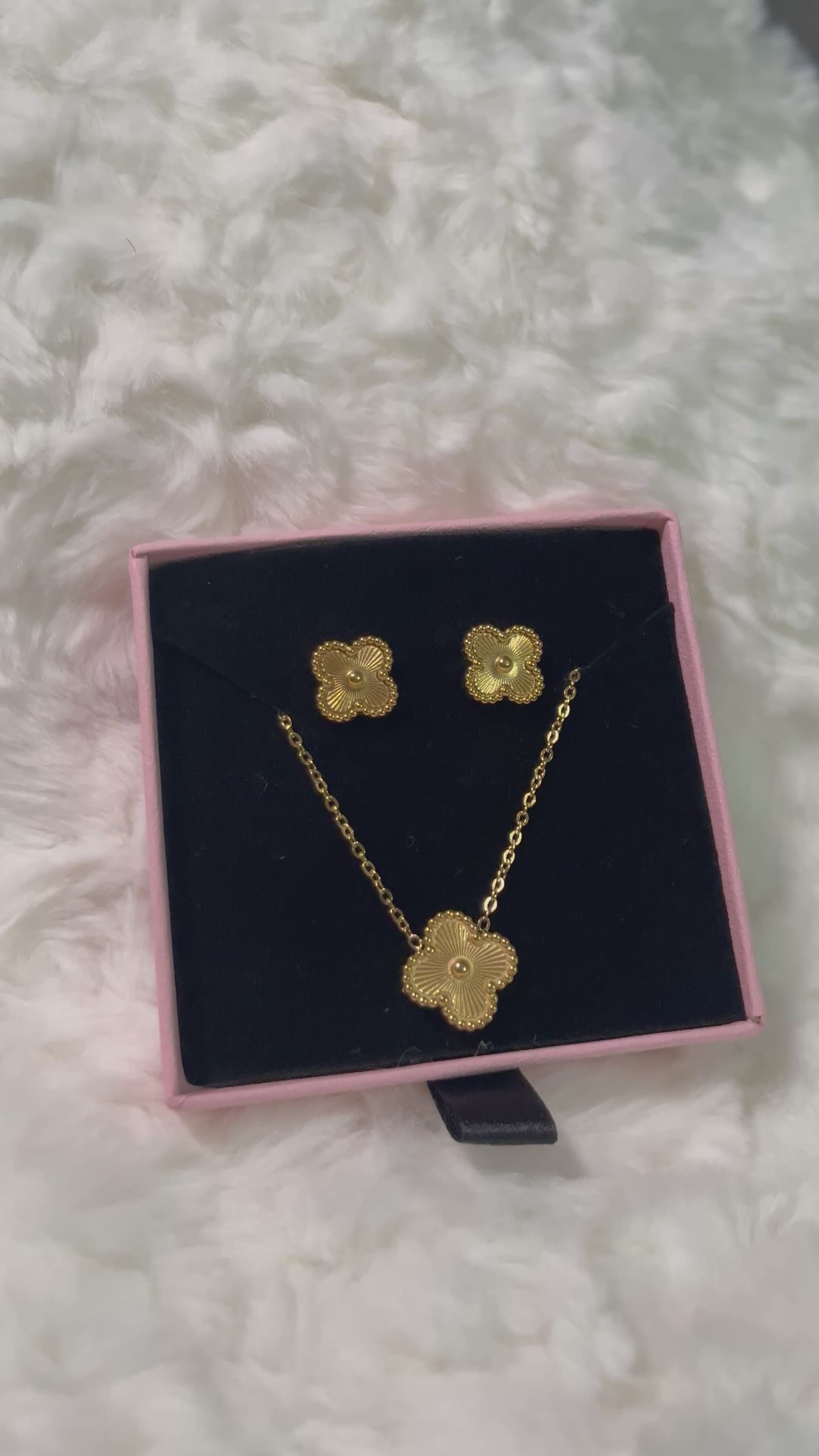 Gold V-Cleef Set